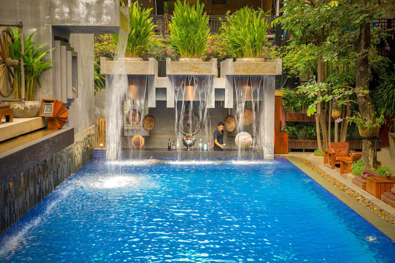 Golden Temple Residence Σιέμ Ρέαπ Εξωτερικό φωτογραφία A swimming pool with a waterfall