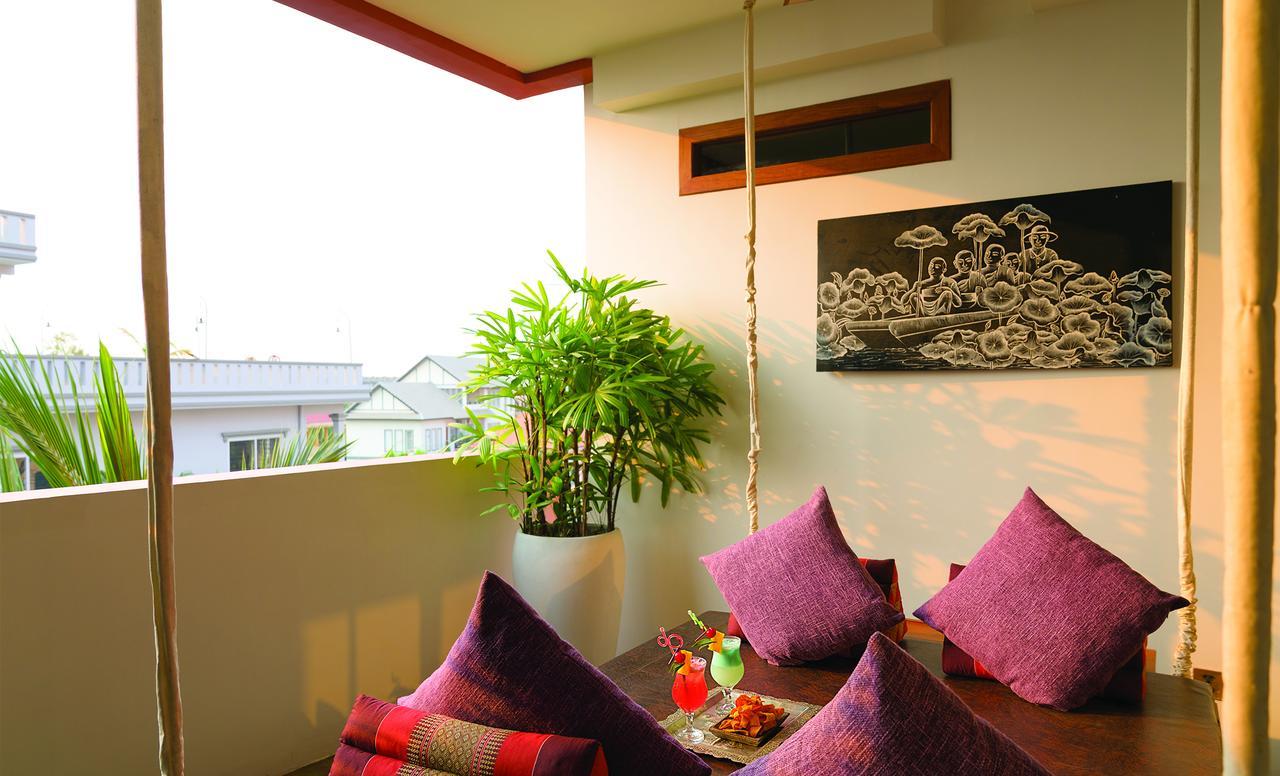 Golden Temple Residence Σιέμ Ρέαπ Εξωτερικό φωτογραφία A balcony in a hotel